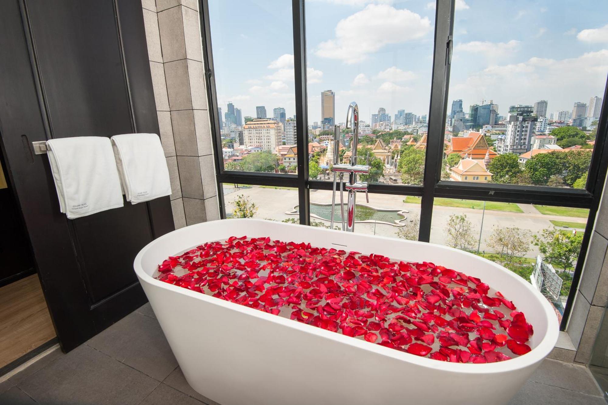 Glow Park Hotel Grand Royal Palace Phnom Penh Esterno foto